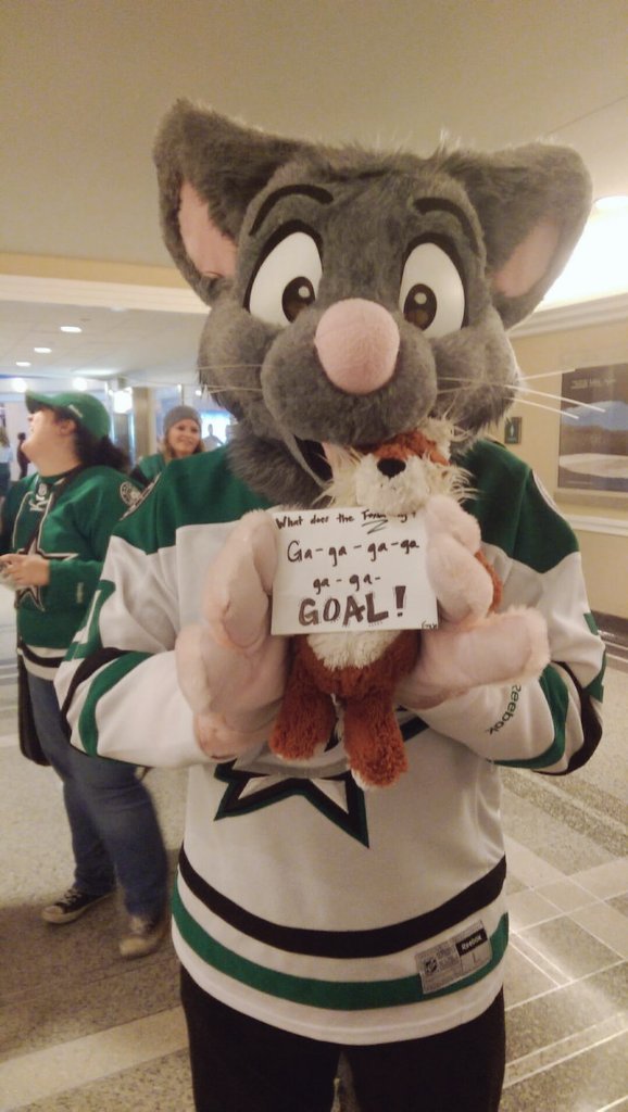 radekfoxsa's tweet photo. Got to meet the famous @VermyFox after the game! And @DarioMouse tried to eat me! #ImNotFood https://t.co/94SUQzstXu