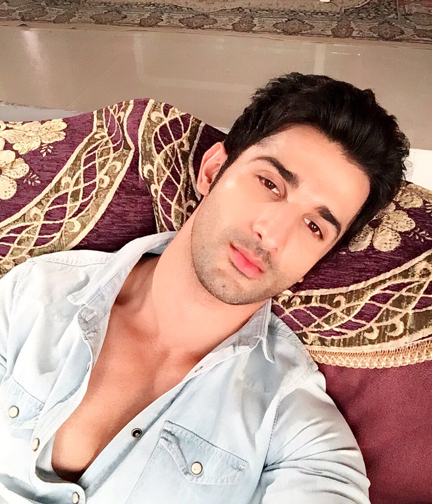kunjsarna's tweet photo. #KunjSarna #SidhantGupta😴 https://t.co/9yEflPYkNu