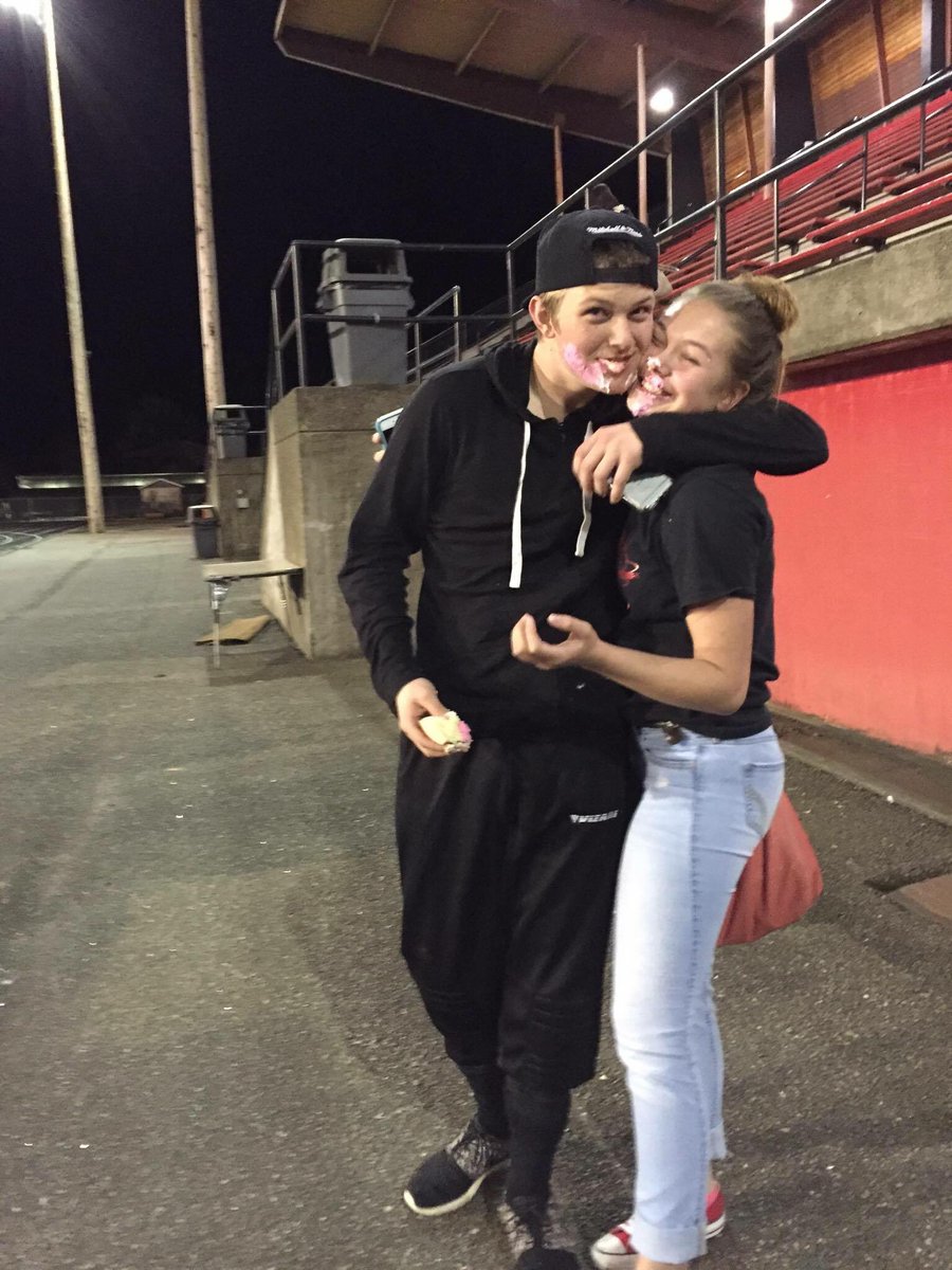 KyndraHavens's tweet photo. win or lose, you're still my favorite boy💙🙈 @ChodesBragg #cakefights #goals #sohappy https://t.co/q0n9TbZlMU