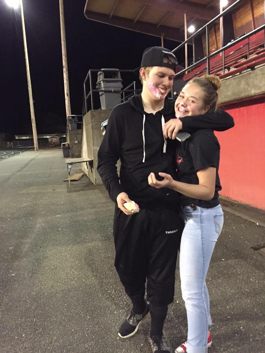 KyndraHavens's tweet photo. win or lose, you're still my favorite boy💙🙈 @ChodesBragg #cakefights #goals #sohappy https://t.co/q0n9TbZlMU