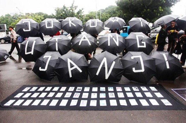 Seruan para aktivis untuk menegakkan HAM &amp; merevisi buku teks sejarah Indonesia. campaign.com/updates/id/1484