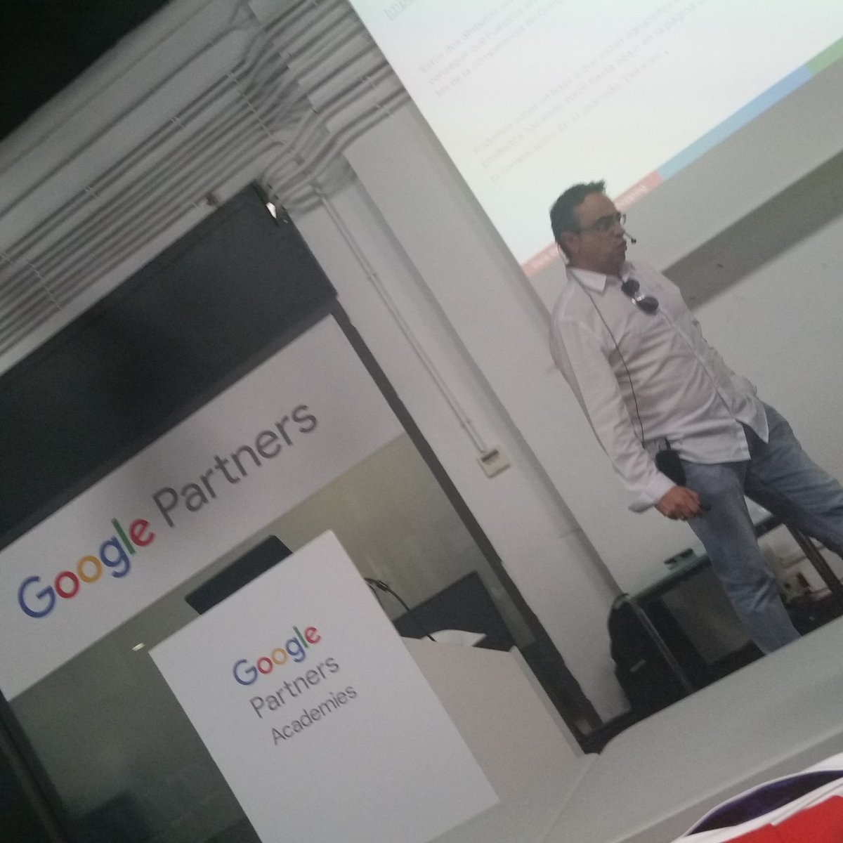 APatQuin's tweet image. #Micromomento con @JorgeGeotelecom y #GoogleAcademies