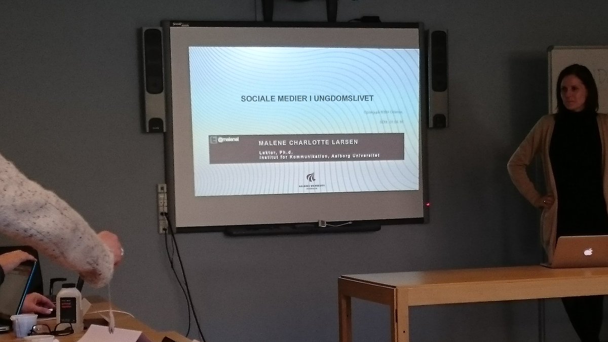 ElseIvers's tweet photo. Super klar og oplagt til oplæg v @malenel #mastersdu #digilaering #socialmedia #børnekultur #skolechat https://t.co/9TE9P1bEgh