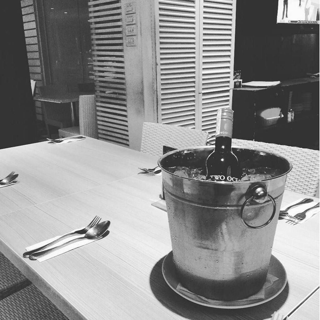 What time is it? It's #wine o'clock! Photo credit to @nineslicad #tgif #friyay #fridate #friday #hoorayfortheweeken…