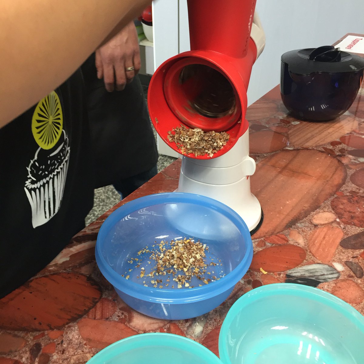 tupperware_fr's tweet photo. Crumble express avec le Cône à Poudre #AdaptaChef https://t.co/5mUEpJxLei