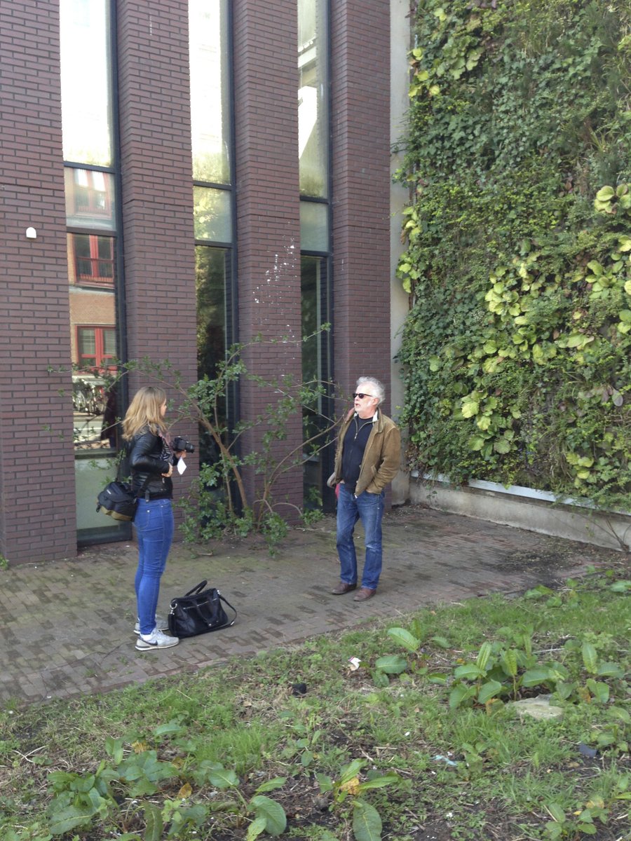Filmen met Anouk van de HvA bij verticale tuin in de Van Diemenstraat <a href="/Knowledgemile/">Knowledge Mile</a> @DeGezondeStad #groeneruysch
