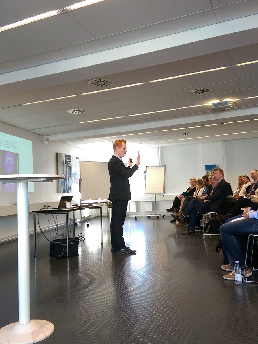 EndlessPo's tweet photo. Øjenkontakt i profilbillede på FB og Twitter giver flere likes! #ff16 #digitalledelse @LederneDK https://t.co/C3VvVUD5k6