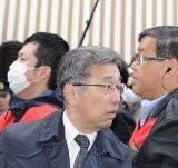 はる Twitter પર 女性に対する頚椎圧迫 暴行の犯行に及んだ 警視庁 の腕章をつけた私服警察官と思われる男性の画像はこちら 特徴 男性 50代と推定 身長約175 180 前後 白髪 眼鏡着用 犯行時の服装 グレーのコート ネクタイ 警視庁の腕章着用 T Co