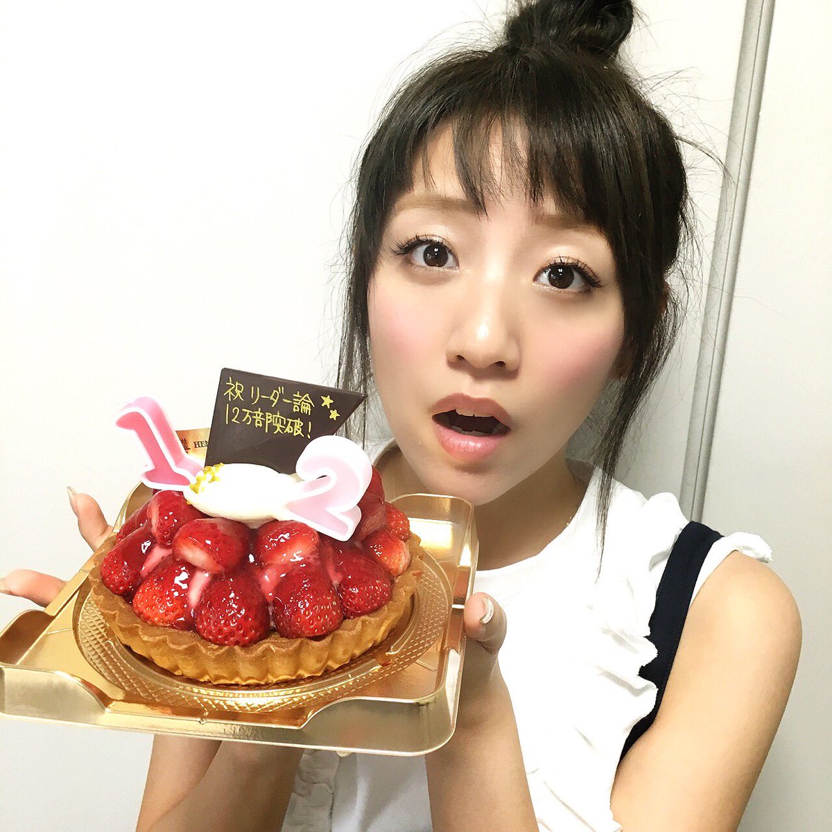 leader_ron's tweet photo. 高橋みなみさんの初の著書『リーダー論』が大反響で12万部を突破しました！先日の卒業コンサートも感動的でしたね〜！

#リーダー論 #12万部突破 https://t.co/hqFiaXMuJr