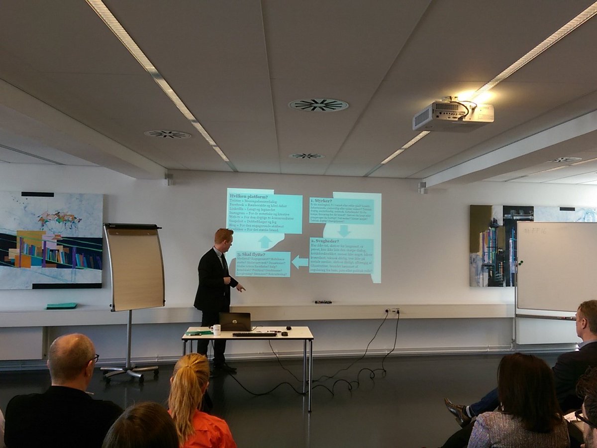 EndlessPo's tweet photo. Forskellige SoMe-platforme passer til forskellige ledertyper. #ff16 #digitalledelse @LederneDK https://t.co/4memYYCzpk