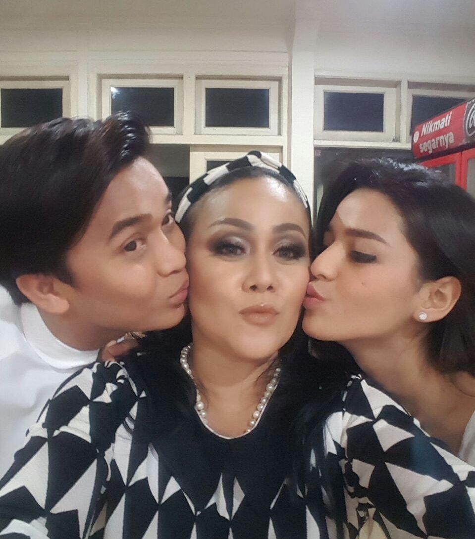 senangya melihat banyak yang sayang sama mak <a href="/MakVeraZanobia/">vera zanobia sukari</a> <a href="/bangbily/">Billy Syahputra</a> <a href="/susansameh/">SUSAN SAMEEH</a> pisss  and kiss #salamboaedan