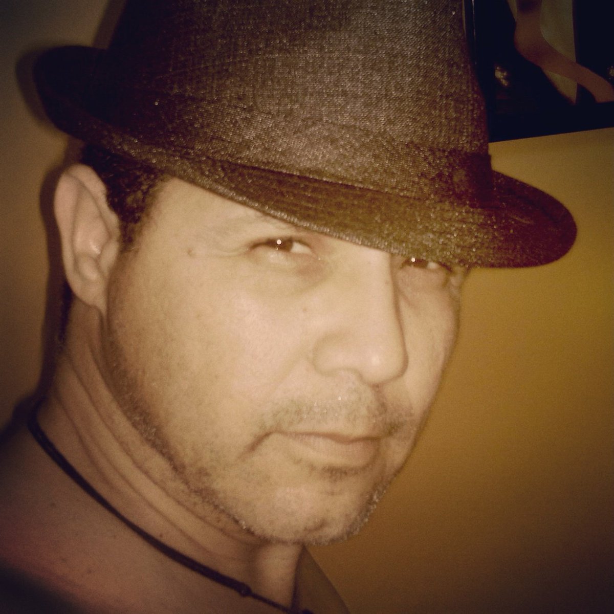 Hola a todos. ...feliz día. ...