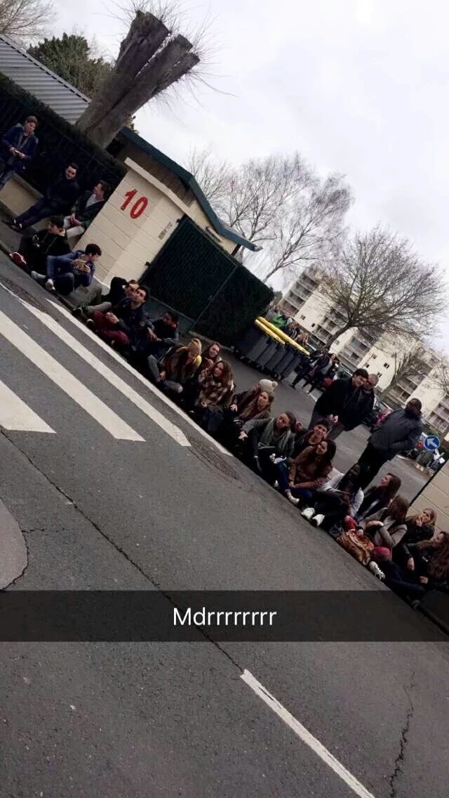 ixaure's tweet photo. Je suis mort le blocus devant le lycée on dirait ils font un loup garou https://t.co/BgwpbZywRl