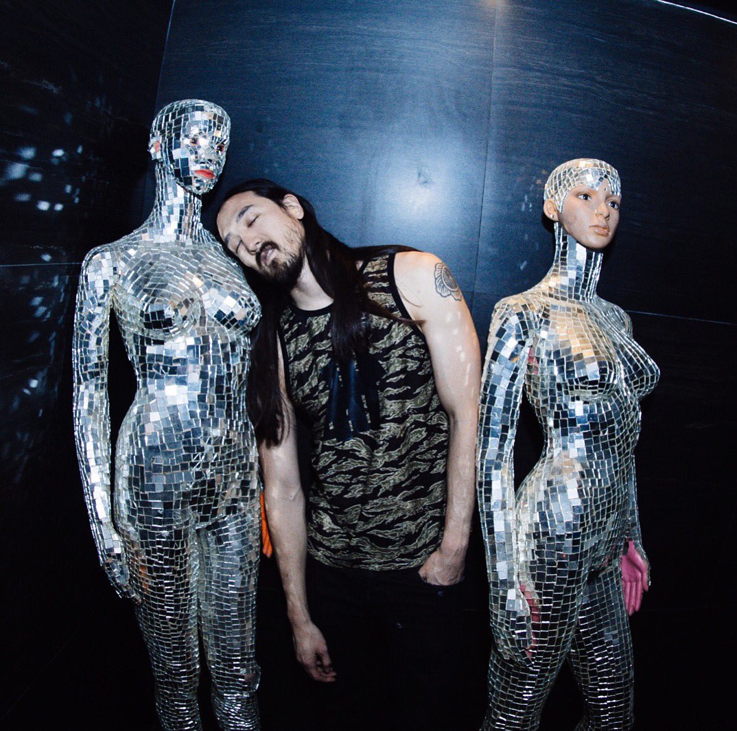 #Aokinap #72. The Neon Future creepy manican Nap. Phuket Thailand. March 26, 2016. https://t.co/VPaZIV16wu