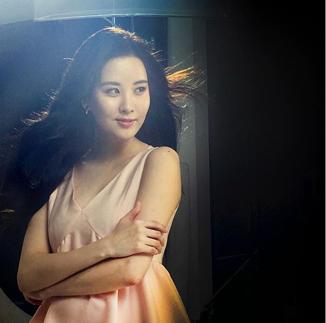 [PIC][19-04-2016]SeoHyun xuất hiện trên ấn phẩm tháng 5 của tạp chí "ELLE" + "뷰티톡/Beauty Talk" tạp chí Mobile Ce8SLsCXEAAcP77