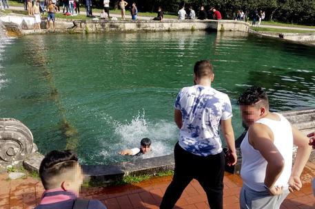 Agenzia_Ansa's tweet photo. Tuffi nelle fontane della Reggia di Caserta, nonostante la sorveglianza https://t.co/MFJoICcwqB https://t.co/cF2uOQN81g