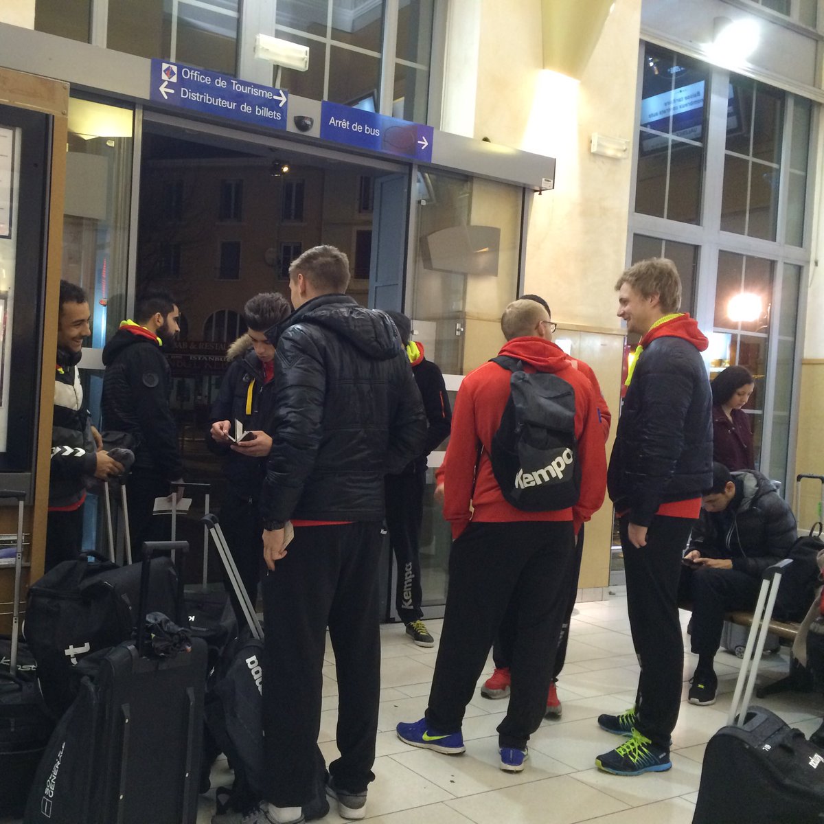 ValenceHandball's tweet photo. Départ matinal à la Gare de Valence pour les Rouge & Noir qui jouent à @JSCherbourg ce soir #GoValence #TeamVHB https://t.co/dXQl9huMlO