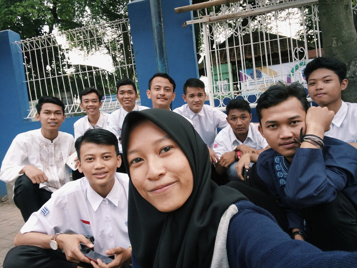 nnnddsn's tweet photo. Dibalik pagar biru smk bam😂 sedihhhh aaaa🙈 https://t.co/eIPMf1jj6Q