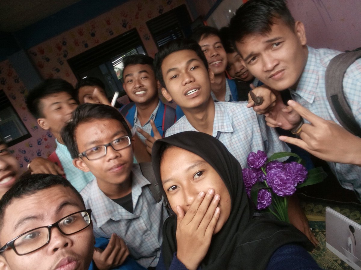 nnnddsn's tweet photo. Dibalik pagar biru smk bam😂 sedihhhh aaaa🙈 https://t.co/eIPMf1jj6Q