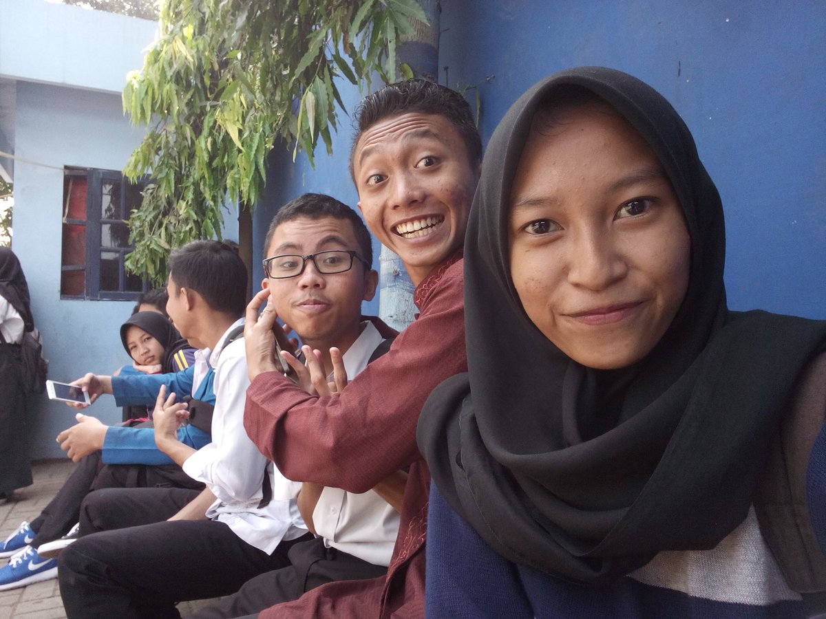 nnnddsn's tweet photo. Dibalik pagar biru smk bam😂 sedihhhh aaaa🙈 https://t.co/eIPMf1jj6Q