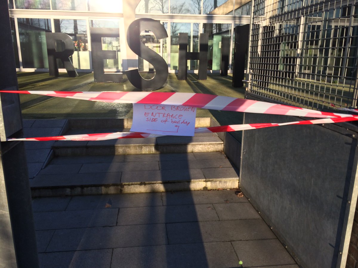 Wimpie77's tweet photo. Ik had een geslaagde 1 april grap op werk. "Deur kapot". Mooi man! #1april #Haha #lol #hihi #omlopen https://t.co/SonqzWR0VP