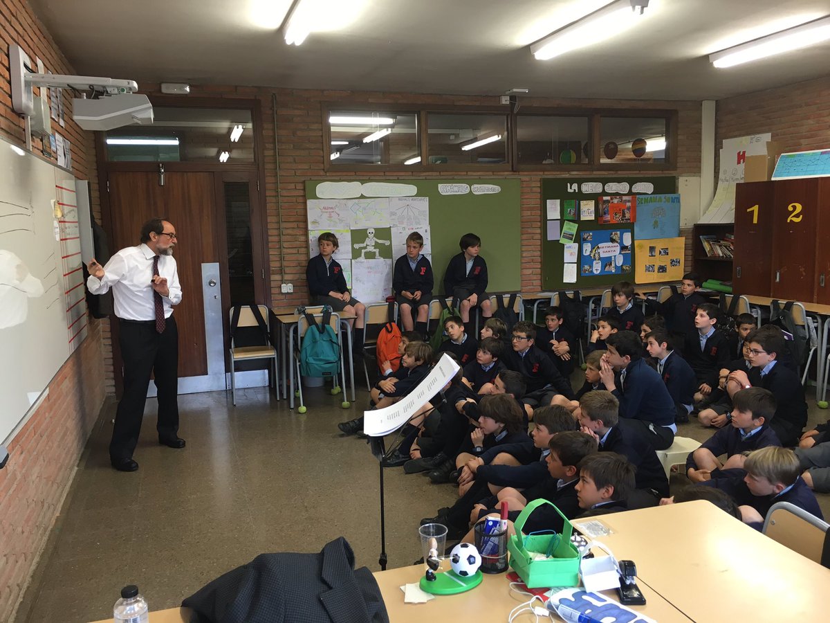 La_Farga's tweet photo. Taller de poesia a 5è amb l'Àlex González. Un plaer #learnbyliving https://t.co/xaYXRjCWkM