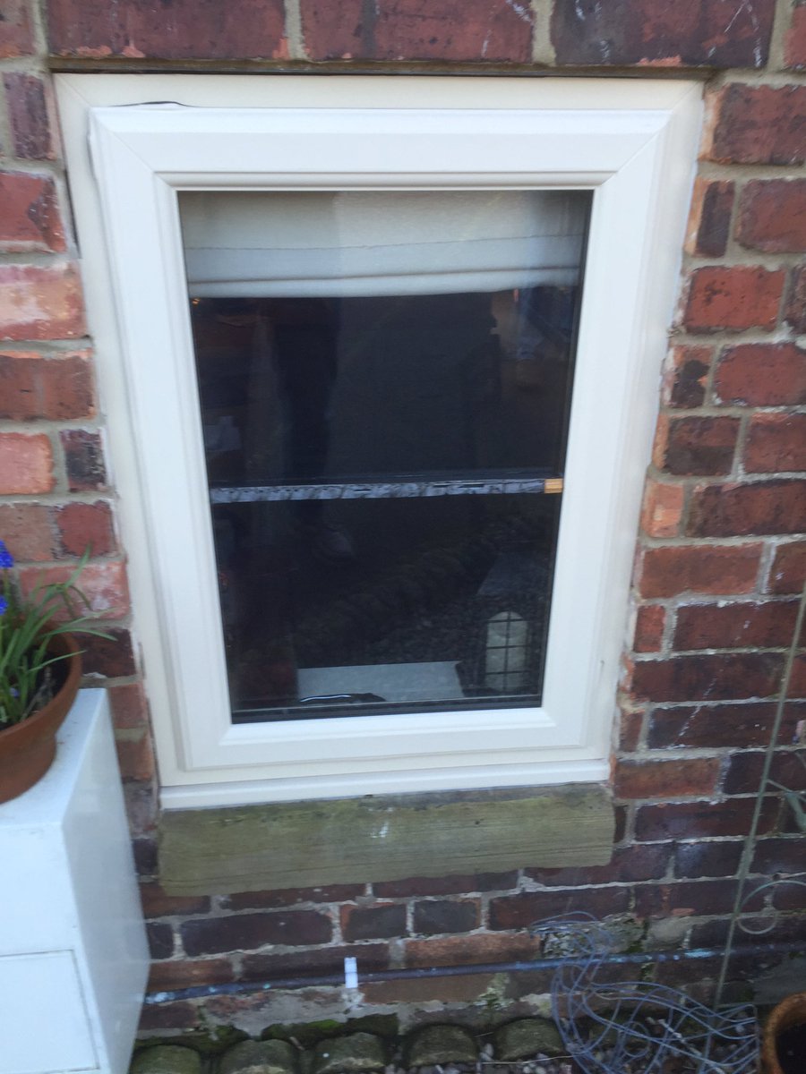 framefastuk's tweet image. When someone attempts to break in to a #framefast window. #fail #securedbydesign 👍🏻💪🏻💪🏻💪🏻