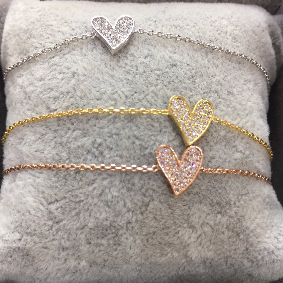 LeMall_Lb's tweet photo. Let's kick off the month with love! #Viccoria https://t.co/B5pMNjiCpu