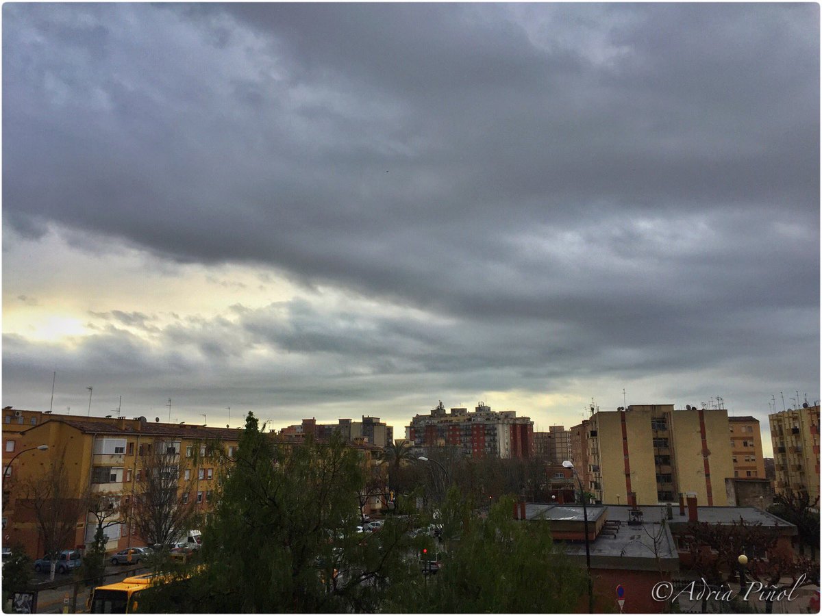 TempsMestral's tweet photo. Cel de mig matí des de la ciutat de #Reus amb un cel ben amençaddor i carregat. Fins les 10:30h hem recollit 5mm. https://t.co/oo6YsurDHB