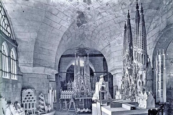 Bcn_Eixample's tweet photo. Mira les maquetes de la #SagradaFamília al taller de #Gaudí l'any 1917 [via @premsahistoria] https://t.co/YNxEq6qJuQ