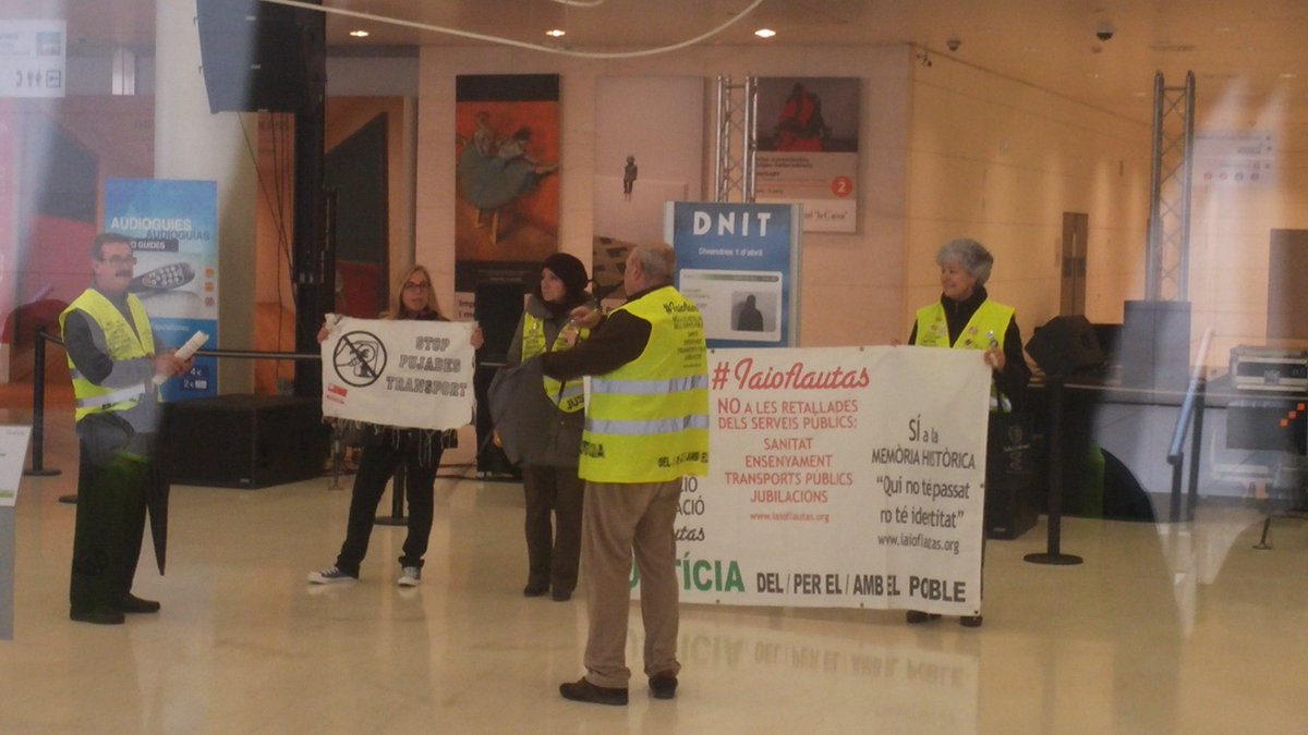 StopPujades's tweet image. Les @iaioflautas ocupen el @CaixaForum_CAT al crit de #TrenquemAmbLaCaixa!! Per una T-Mobilitat 100% pública!!!