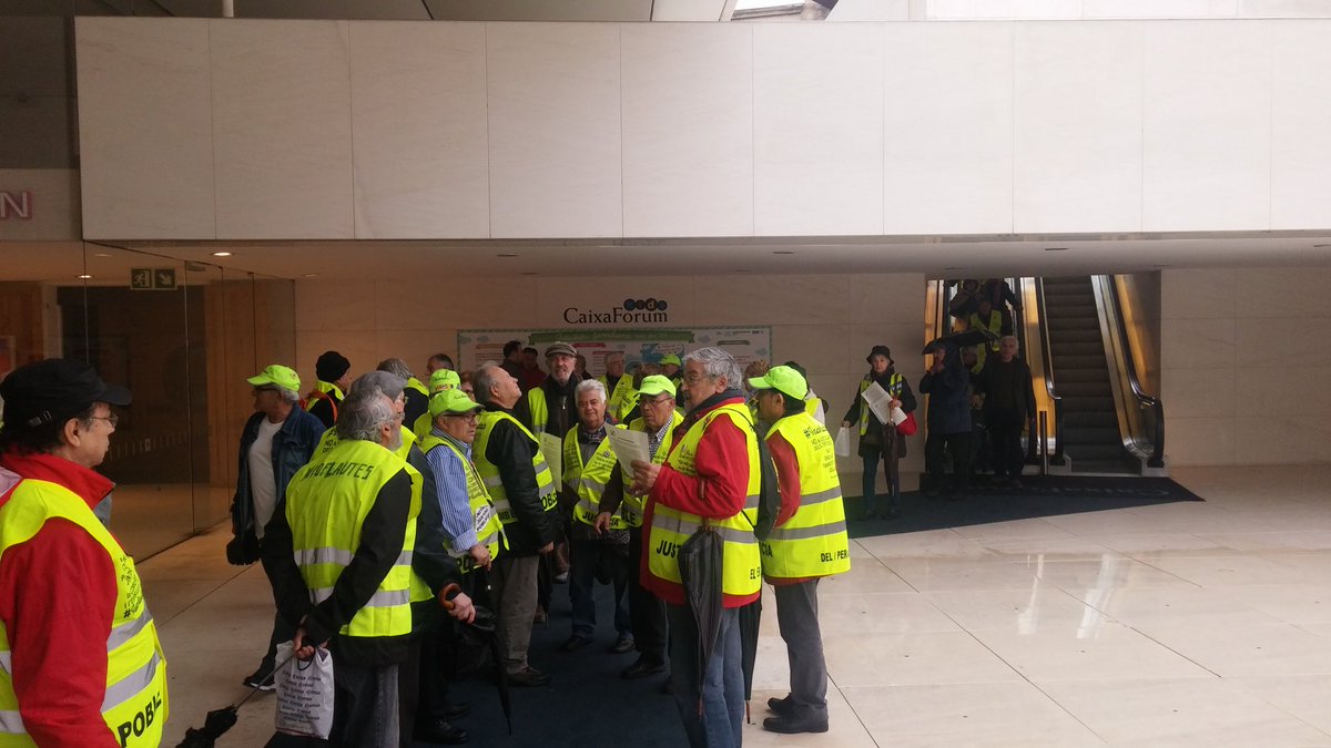 StopPujades's tweet image. Les @iaioflautas ocupen el @CaixaForum_CAT al crit de #TrenquemAmbLaCaixa!! Per una T-Mobilitat 100% pública!!!
