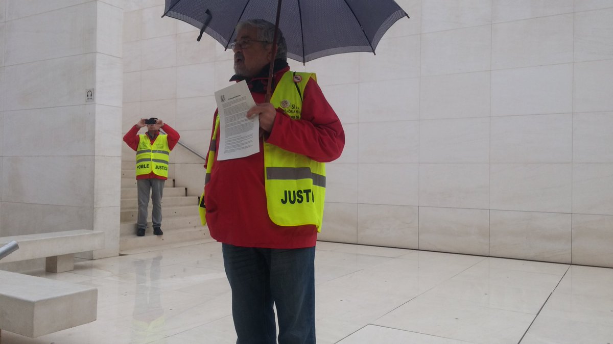 StopPujades's tweet image. Les @iaioflautas ocupen el @CaixaForum_CAT al crit de #TrenquemAmbLaCaixa!! Per una T-Mobilitat 100% pública!!!