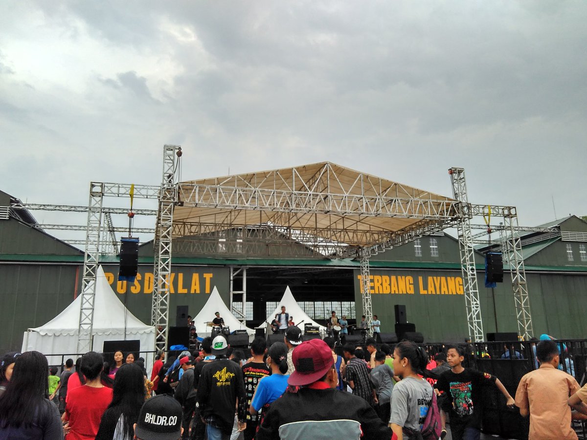 kotaSUBANG's tweet photo. Makin sore makin panas nih tuips hanggar C Lanud Suryadarma #bulanDirgantara 1-3April https://t.co/1TO5jzeeaK