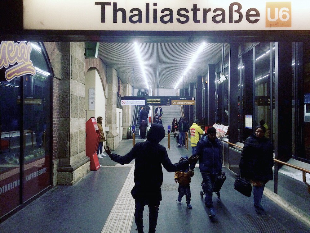 TorisNest's tweet photo. Ich hab mich mit einigen der Dealer an der Thaliastraße unterhalten:
https://t.co/YrFNPlvCmn https://t.co/QuICcHaXCa