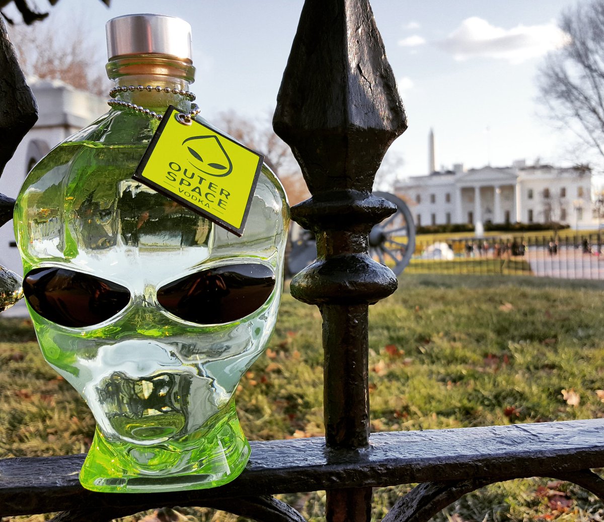 Stopping in to see <a href="/BarackObama/">Barack Obama</a> to talk interplanetary sh*t.  #peace  👽✌