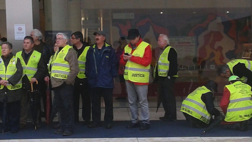 iaioflautas's tweet image. Avui  #TrenquemAmbLaCaixa Exigim la reversió total de la privatització de la T-Mobilitat iaioflautas.org/blog/2016/04/0…