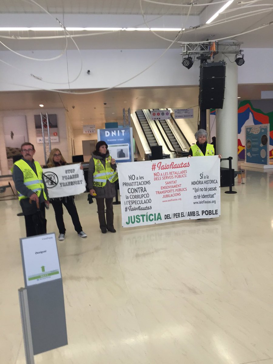 iaioflautas's tweet image. Avui  #TrenquemAmbLaCaixa Exigim la reversió total de la privatització de la T-Mobilitat iaioflautas.org/blog/2016/04/0…