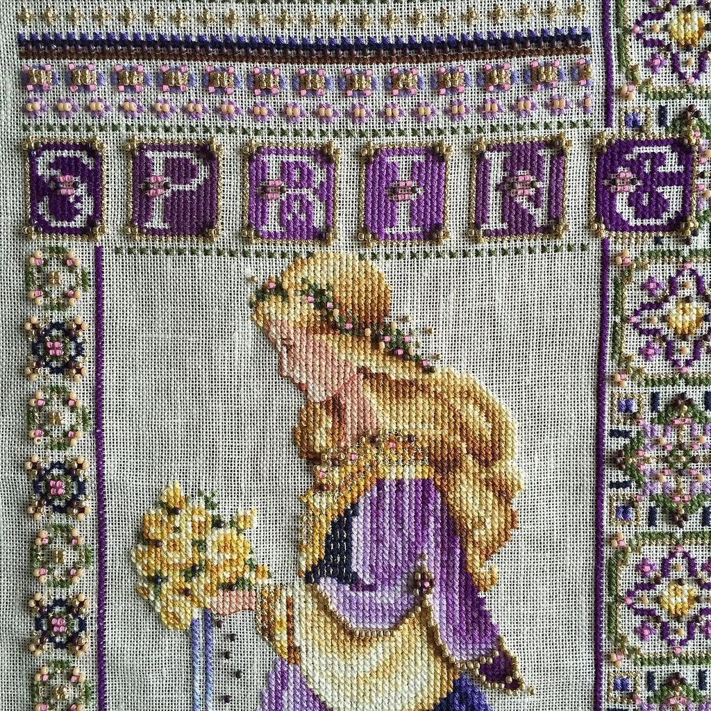 password_quilt's tweet image. here's a last detail pic of #celticspring , the upper half 🌸🌼🌺 || #crossstitch #celticladies