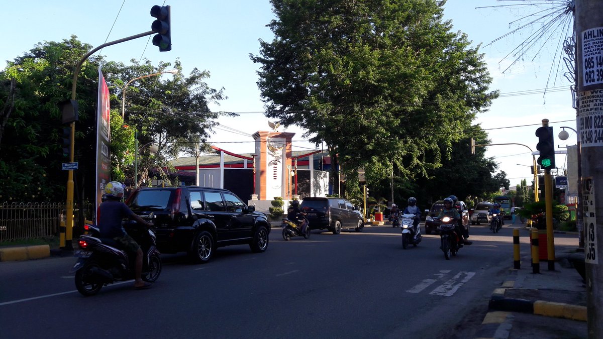#KarebaPRG : 17.20 wita - arus kendaraan lalu lintas simpang 4 MOPS <a href="/KotaPinrang/">Kota Pinrang</a> Jl. Jend.Sudirman terpantau lancar.
