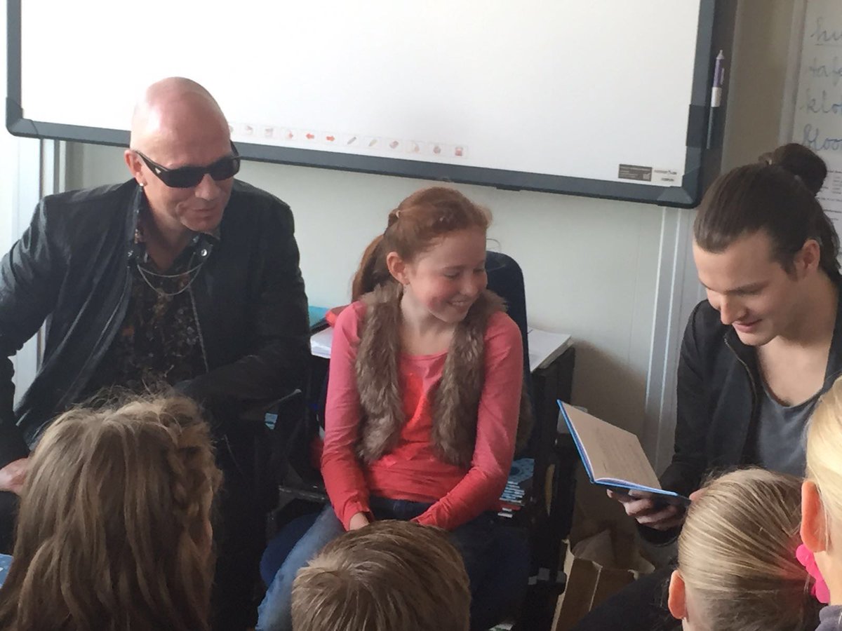 Lezenschrijven's tweet photo. Winnares #schrijfwedstrijd categorie 6-9 jaar is Dagmar! Gefeliciteerd met oa meet&amp;greet @PaulvanLoonBus @GuidoSpek https://t.co/4wkNR1BrOI