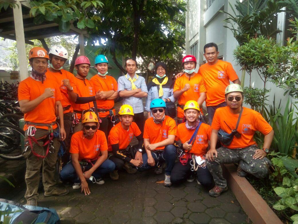 Tim Vertical rescue dalam simulasi bencana kebakaran di dalam gedung sekolah.