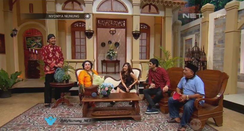 Sang produser <a href="/GandhiFernando/">Gandhi Fernando</a> juga main ke sanggar <a href="/NyNunung_NET/">Nyonya Nunung</a> loooohhh! :D