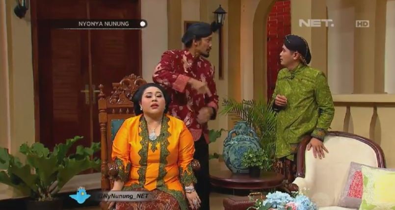 Nyonya ngomel2 nih karena dia ga nemuin kursi kesayangan nya ._.