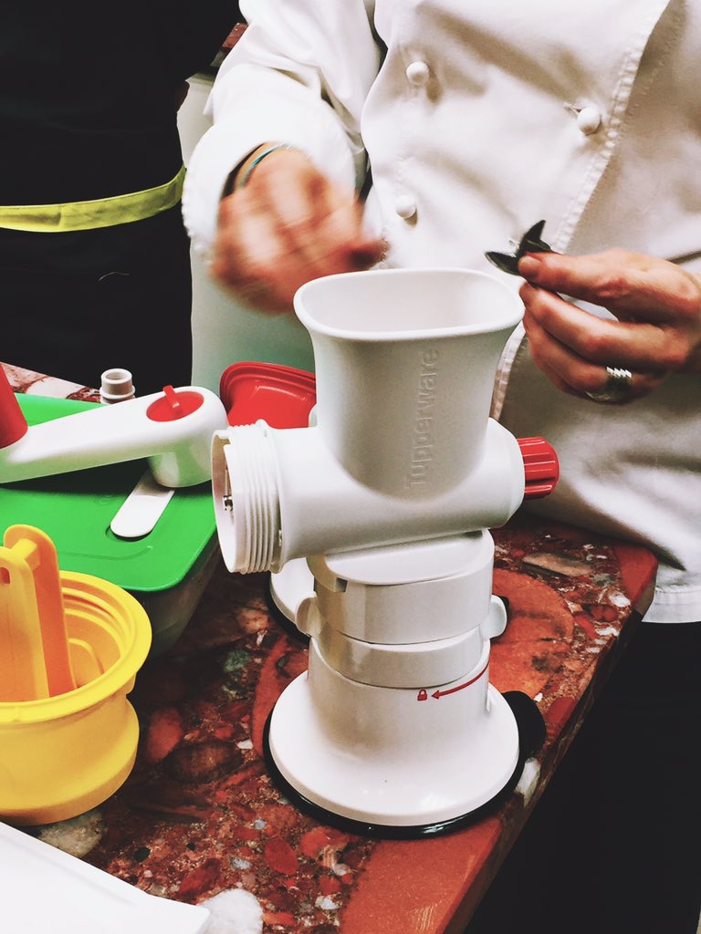 flobonneschoses's tweet photo. Présentation du #coupadaptachef chez @tupperware_fr ! #Tupperware #adaptachef https://t.co/YMCCopiJDJ