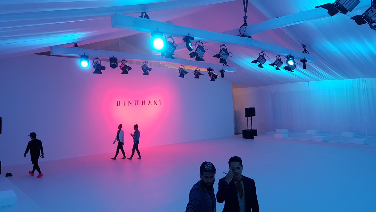 SamsungGulf's tweet photo. @DiversionGroup Here's your live fashion moment direct from #FFWDDXB #GalaxyS7 https://t.co/WhKtSBi36i