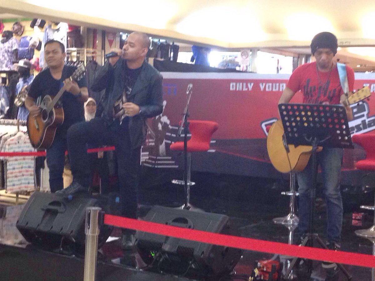 itc_group's tweet photo. Performance dari @Husein_Idol14 hari ini di Roadshow The Voice Indonesia #ITCKuningan https://t.co/RwprJzJVvG