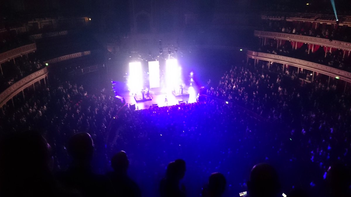 dan81196's tweet photo. @CHVRCHES and @weareshura were awesome last night!! https://t.co/ivYethuBCJ