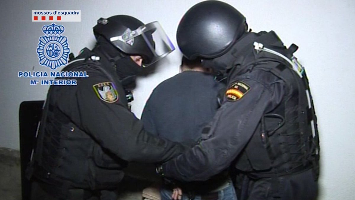 PoliciaEscuela's tweet photo. Policía Nacional y Mossos d’Esquadra, desarticulan importante org.criminal que introducia cocaína en España https://t.co/GVktjyb4PD