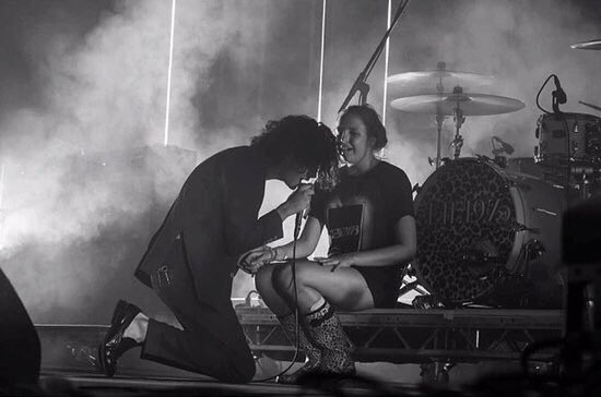 The1975Updates's tweet photo. people pay £2000 to get a pic with justin bieber and here's matty healy doing it free https://t.co/QppFAryzor
